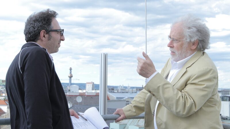 Dr. Anton Zeilinger, Ph.D., a Professor in Quantum Physics at the Vienna Center for Quantum Science and Technology talks to our producer Joe Lamattina on set. – Bild: Science Channel /​ Discovery Communications