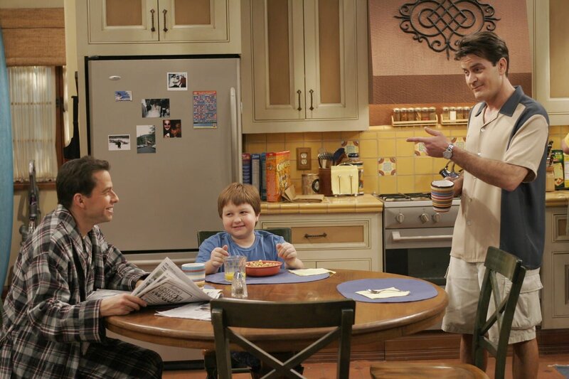 Charlie (Charlie Sheen, r.) erzählt Alan (Jon Cryer, l.) und Jake (Angus T. Jones, M.) von seiner neuen Flamme Mia … – Bild: Warner Brothers Entertainment Inc. Lizenzbild frei