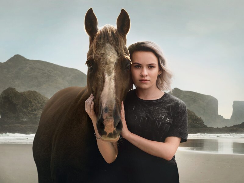 Issie (Macey Chipping) und das Wildpferd Blaze haben eine besondere, mystische Verbindung zu einander. – Bild: Libertine Pictures Limited and /​ ZDF