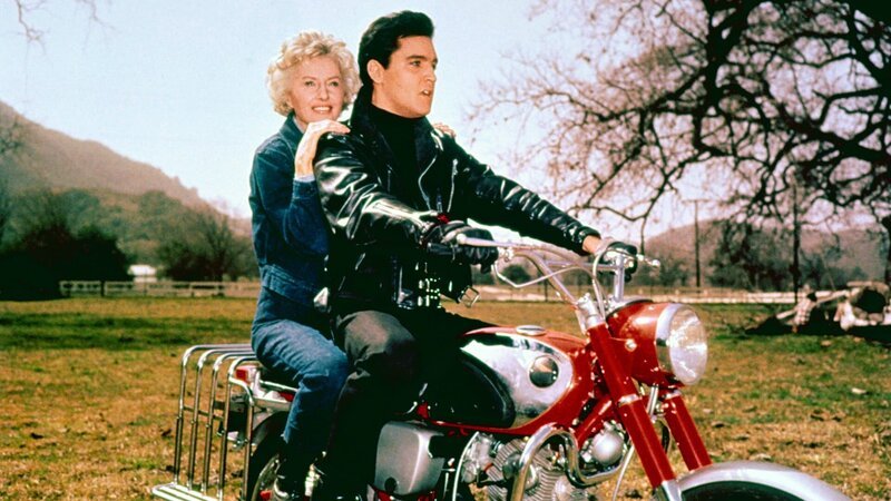Charlie (Elvis Presley) und Maggie (Barbara Stanwyck) machen eine Spritztour – Bild: RTLZWEI Charlie (Elvis Presley) und Maggie (Barbara Stanwyck) machen eine Spritztour – Bild: RTLZWEI