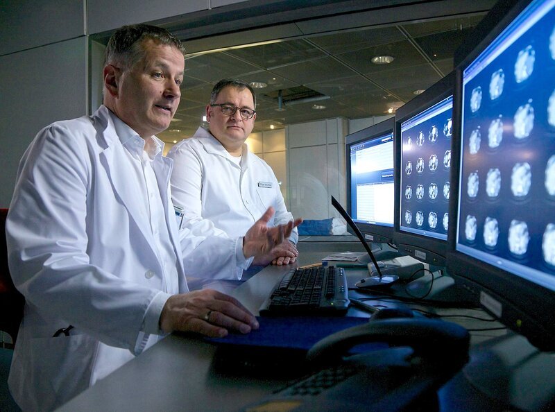 Zu Hans-Peter Brenners (Michael Trischan, rechts) Ärgernis hat sein Kommilitone Mirko Wollert Dr. Roland Heilmann (Thomas Rühmann) gefragt, ob er an der Sachsenklinik sein Praktisches Jahr absolvieren kann. Während Dr. Heilmann von seinem Patienten Mirko ganz angetan ist, kann Pfleger Brenner den schnöseligen Arztsohn nicht leiden. Zudem will Brenner selbst das PJ an der Sachsenklinik ableisten. Dr. Heilmann hält das für keine gute Idee: Er rät Brenner, seine praktischen Erfahrungen in einer anderen Klinik zu sammeln. – Bild: MDR/​MDR/​Wernicke