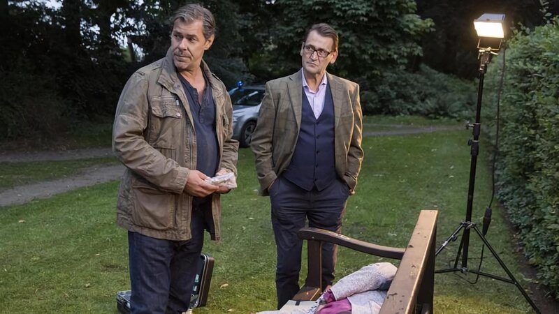 ARD – Morden im Norden Folge 54 – Eiskind. Die 16-jährige Ira Jakobi (Komparsin, liegend) wurde ermordet. Lars Englen (Ingo Naujoks, l.) und Finn Kiesewetter (Sven Martinek, r.) finden am Tatort einen Flyer einer Reproduktionsklinik. – Bild: ARD/​Georges Pauly