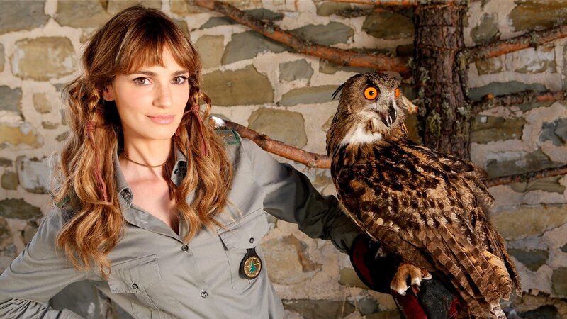 Silvia (Gaia Bermani Amaral) hilft Giorgio bei der Pflege des Uhuweibchens. – Bild: copyright__BetaFilm_Alessandro_Molinari