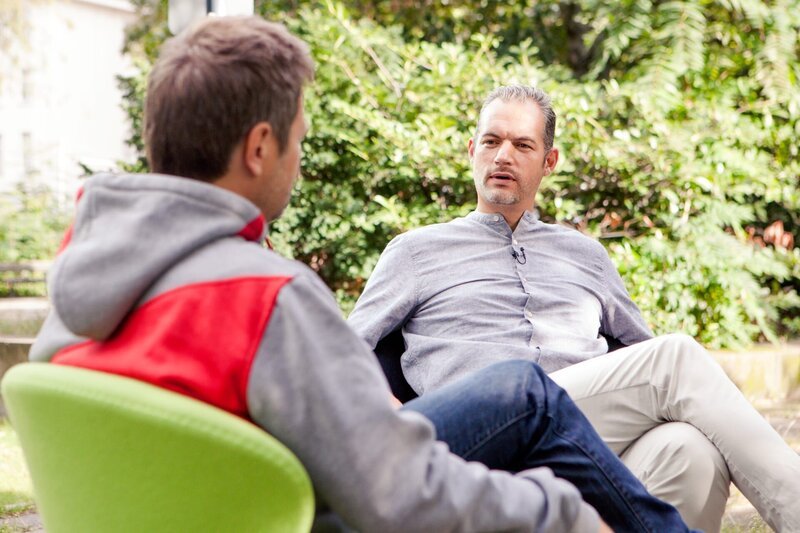 From left: Robert Habeck und moderator Florian Wagner – Bild: Sky /​ © Sky/​Sebastian Fery