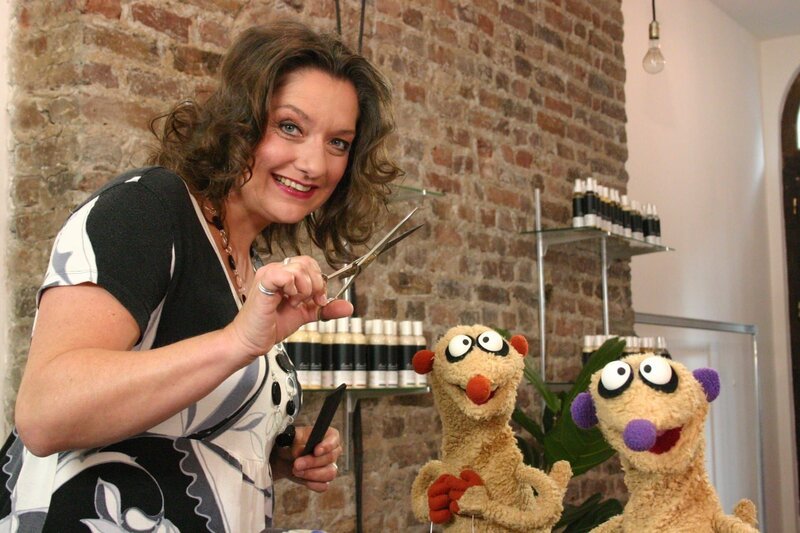 Die Erdmännchen Jan und Henry suchen heute nach einem turnenden Roboter und machen dabei eine äußerst haarige Entdeckung. – Bild: rbb/​bigSmile Ent./​NDR/​MDR