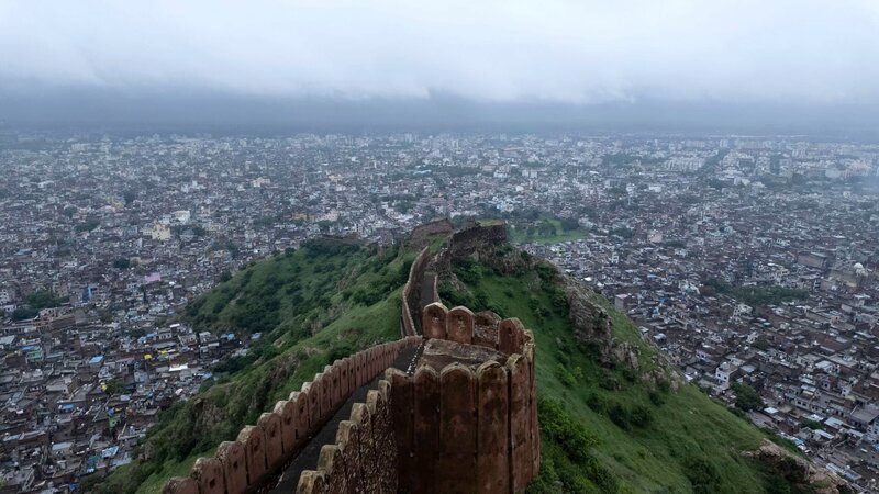 Die Festung Nahargarh ragt hoch über der Stadt Jaipur auf. – Bild: Kenneth Lawrence /​ Terra Mater Studios GmbH /​ Bambee Studios /​ Ouragan Films