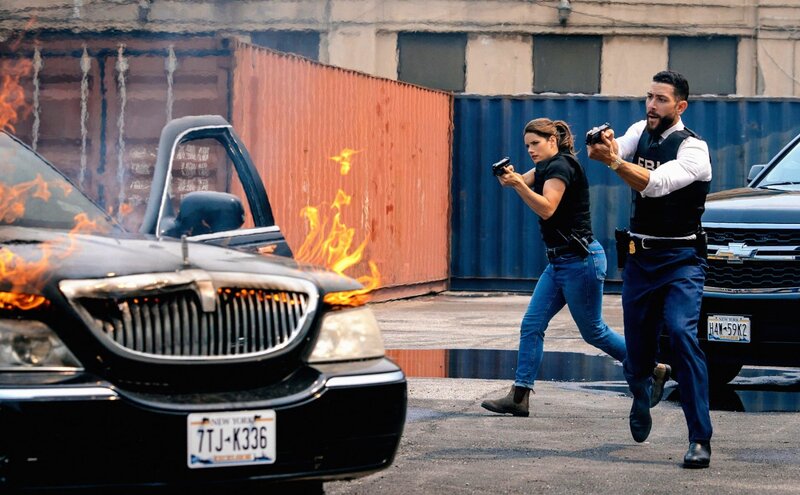 „All that Glitters“ – After a young woman is killed on her way home from a lavish yacht party, the team investigates who she war und wie sie zu dem Event kam, das von einigen der einflussreichsten Menschen der Welt besucht wurde. Auch bringt Maggie Crosby (Kellan Lutz, FBI: MOST WANTED) in die Untersuchung, nachdem ein Mordverdächtiger als Veteran identifiziert wird, der mehrere Armeeeinsätze mit Crosby hatte, im ersten Teil eines speziellen dreiteiligen Crossover-Events und der vierten Staffelpremiere von FBI, Dienstag, 21. September (20:00⁠–⁠21:00 Uhr, ET/​PT) auf dem CBS Television Network und verfügbar zum Live-Streaming und auf Abruf in der CBS-App und Paramount+. Pictured ( L-R) Missy Peregrym as Agent Maggie Bell and Zeeko Zaki as Special Agent Omar Adom „OA“ Zidan. – Bild: Michael Parmelee /​ CBS ENTERTAINMENT