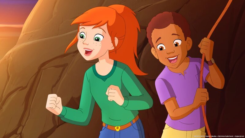 Zoe (li.) und Harvey (re.) sind überglücklich, dass Lassie den Rucksack mit dem Kondorbaby aufgefangen hat. – Bild: ZDF/​Classic Media/​DC Entertainment/​Superprod