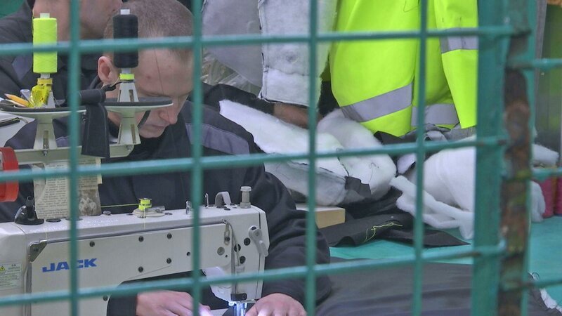 Die Insassen beschäftigen sich mit Handarbeiten und Werkstatttätigkeiten. – Bild: N24 Doku