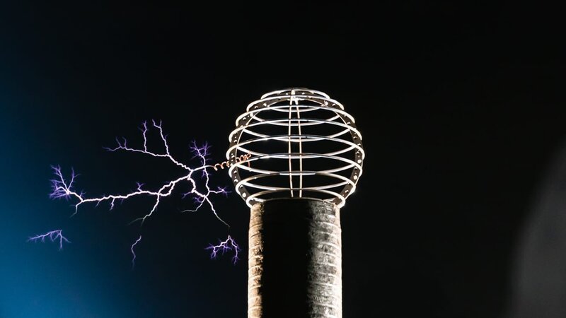 A test fire of the Death Ray prototype to test the strength and output of the current. – Bild: Discovery Channel /​ Discovery Communications