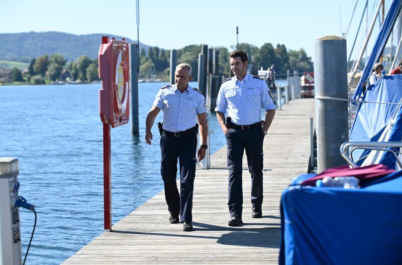 Im Zusammenhang mit dem Verschwinden eines Juwelenhändlers, suchen Paul Schott (Tim Wilde, l.) und Jakob Frings (Max König, r.) nach dem Hehler Florian Arlen. – Bild: ARD/​Laurent Trümper