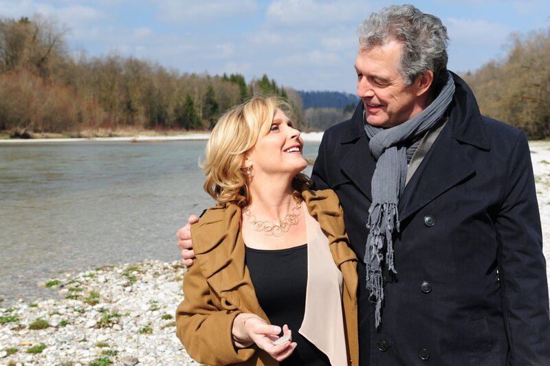 Nicola (Kerstin Gähte, l.); André (Joachim Lätsch, r.) – Bild: ARD /​ Ann Paur Lizenzbild frei