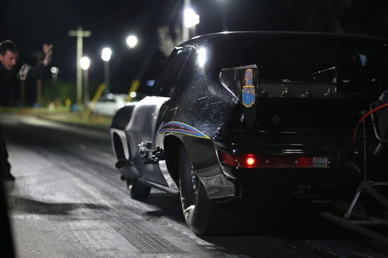 Daddy Dave pulls Big Chief up to the starting line. – Bild: Discovery Communications
