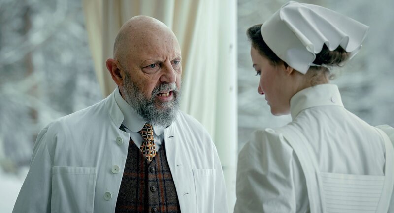Dr. Tschudi (Pierre Siegenthaler) konfrontiert Johanna (Dominique Devenport). – Bild: SRF/​ARD Degeto/​Amalia Film/​Contrast Film/​Letterbox Filmproduktion/​Pascal Mora