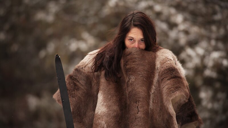 Sara hält sich warm. – Bild: Warner Bros. Discovery