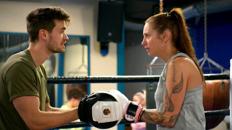 Milla ist frustriert. Sie kommt einfach nicht mehr an Amelie heran, die scheinbar nur noch feiert. Als nicht einmal mehr ihr Boxtraining sie aufmuntert, bricht Milla schließlich in Tränen aus – und das ausgerechnet vor Saschas Augen. – Bild: RTL Zwei