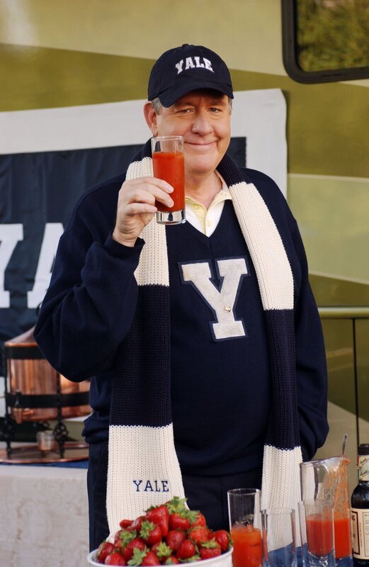 Bei einem Essen stellt Richard (Edward Herrmann) Rory und Paris einen alten Bekannten vor, mit ungeahnten Folgen … – Bild: 2003 Warner Bros. Lizenzbild frei