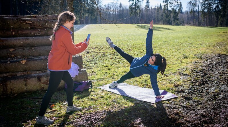 Stella (Daniela Galbo, l.) freut sich über die freundschaftliche Zuwendung von Lale (Yeliz Simsek, r.). – Bild: ARD/​WDR/​Christof Arnold