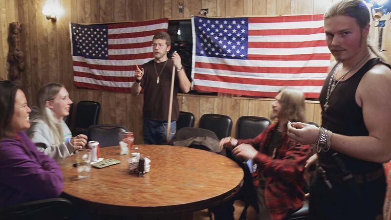 Bam and Noah chatting with girls at Grizzly’s. – Bild: Discovery Channel
