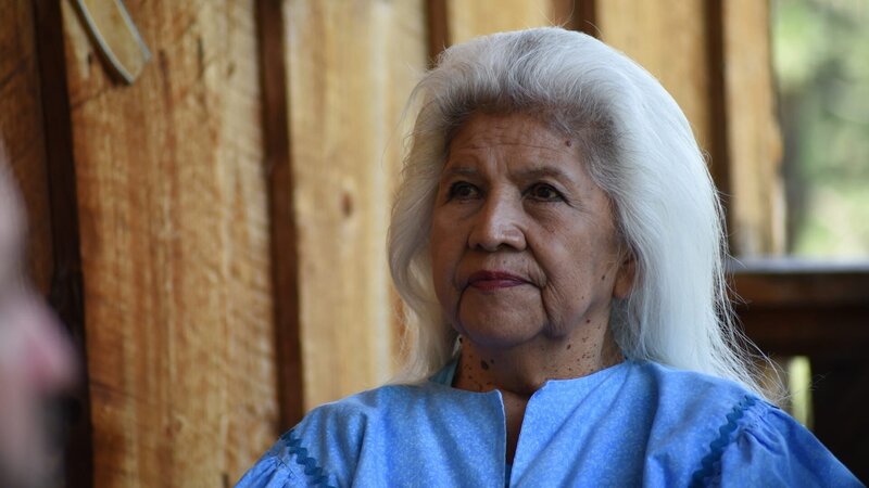 Donalyn Torres hört Terry zu, der ihr Geschichten über Doc Noss erzählt. – Bild: Discovery Communications LLC