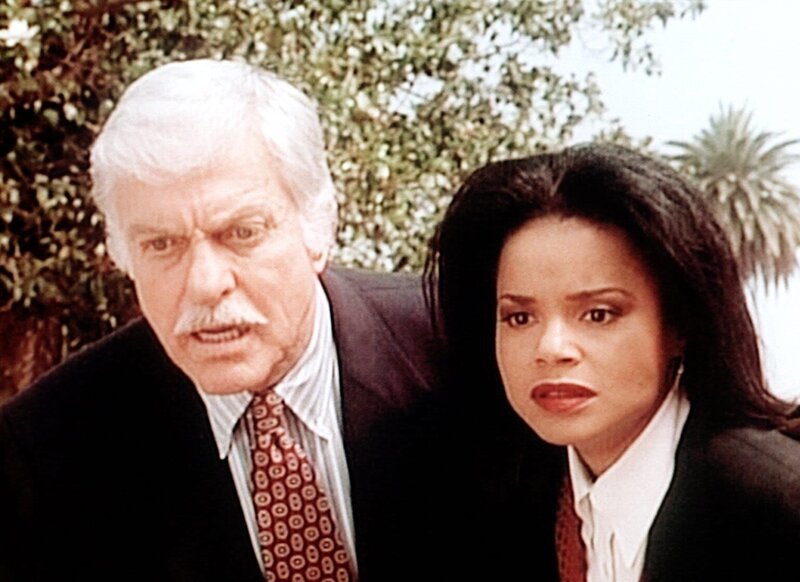 Mark (Dick Van Dyke, l.) und Amanda (Victoria Rowell, r.) beobachten auf einer Beerdigung voller Entsetzen einen Mord._Titel: Diagnose: Mord – Bild: Sat.1 Gold