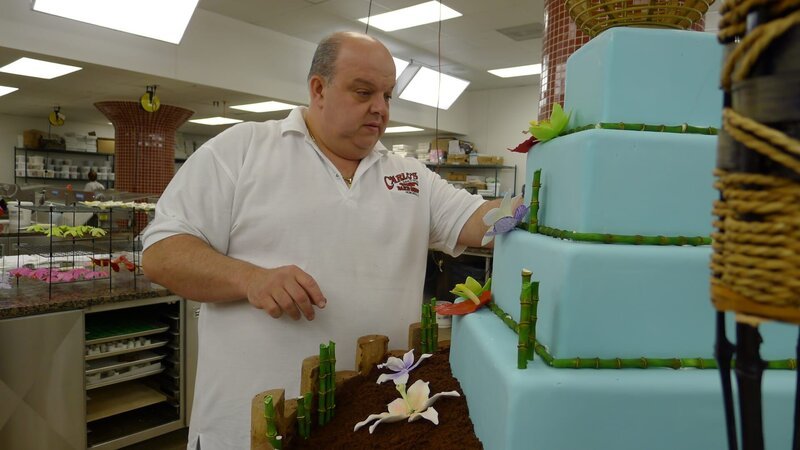 Mauro adds flowers to Flower Show cake. – Bild: Discovery Communications, Inc.