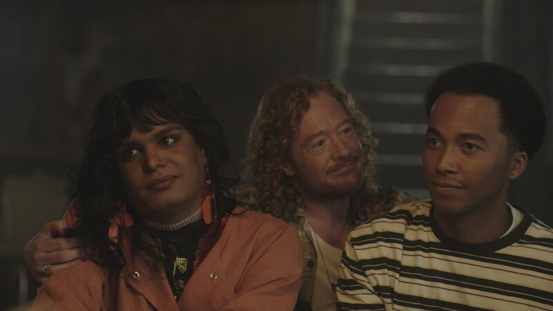 l-r: Bilal Baig als Sabi, Becca Blackwell als Deenzie, Raymond Cham Jr. als Wolf – Bild: Sky