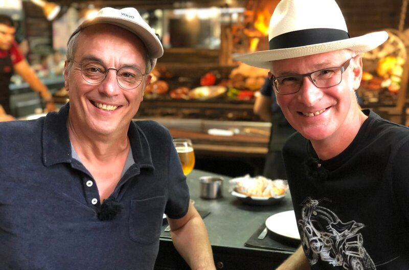 Montevideo in Uruguay. Restauranttester Christian Rach (rechts) und Kapitän Elmar Mühlebach beim Essen in einer nahegelegenen Markthalle. – Bild: BR/​Bewegte Zeiten Filmproduktion GmbH/​André Goerschel