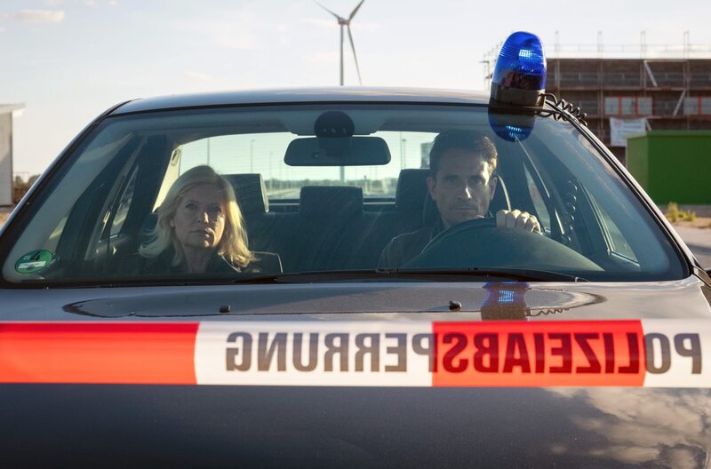 Im Einsatz: Hauptkommissarin Inga Lürsen (Sabine Postel) und Hauptkommissar Stedefreund (Oliver Mommsen). – Bild: Radio Bremen/​ARD Degeto-Christine Schroeder
