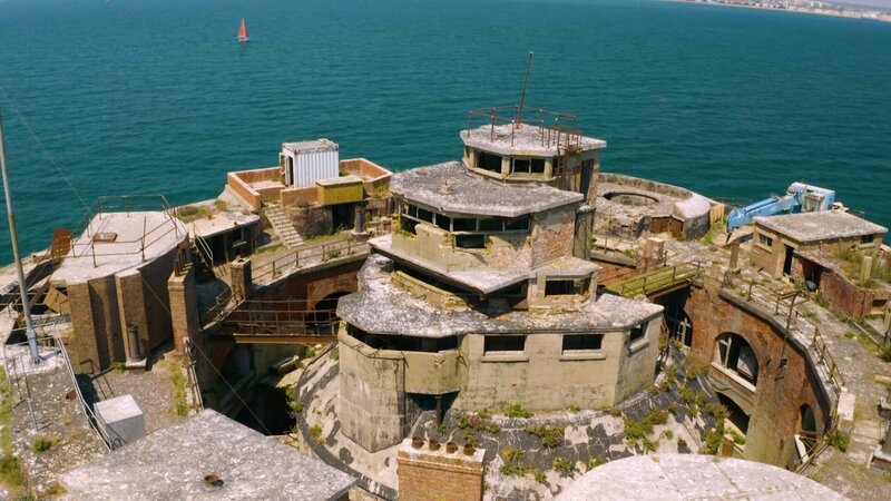 Horse Sand Fort fällt buchstäblich auseinander. Der Beton bröckelt, das Metall ist verrostet. Es hat offensichtlich harte Jahre hinter sich. – Bild: N24 Doku