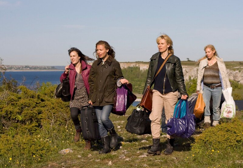 Maria Wern (Eva Röse, rechts) hat ihren Schulkameradinnen Therese (Fanny Risberg, Mitte) und Victoria (Mirja Turestedt) nicht gesagt, dass sie von einem Unbekannten verfolgt wird. – Bild: ARD Degeto/​Eyeworks Film Gemini/​Phil McCann