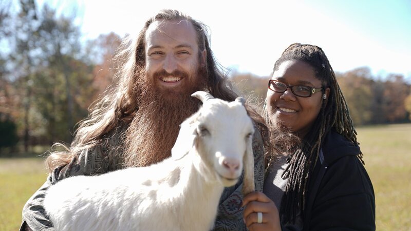 Joe Watts and Myesha Price smiling while holding a goat in Centre, AL. – Bild: Discovery Communications, LLC