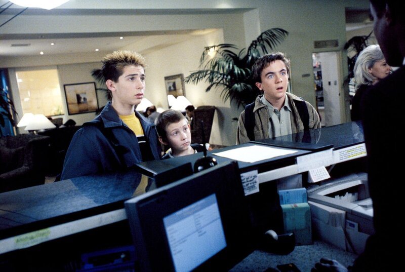Malcolm (Frankie Muniz, re.), Reese (Justin Berfield, li.) und Dewey (Erik Per Sullivan, mi.) nehmen Reißaus. Mit Hal’s Kreditkarte im Gepäck nisten sie sich in einem Nobelhotel ein. – Bild: ORF/​Disney