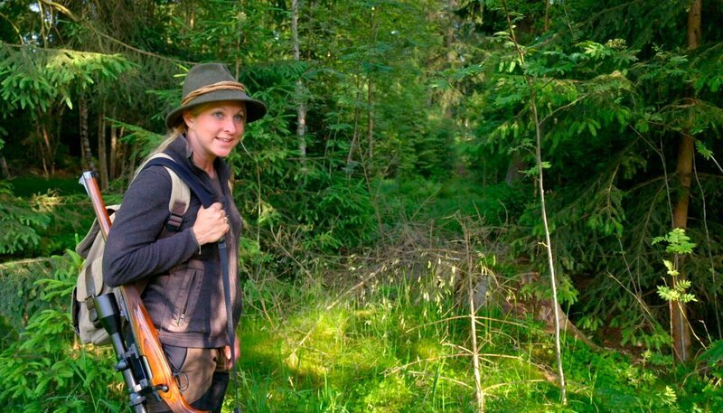 Jägerin Eve Marie Schwärzer beim Pirschgang durch ihr Revier. – Bild: BR/​Martin Rösner