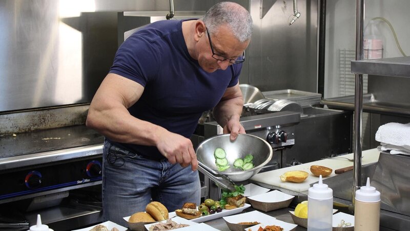 Host Robert Irvine shows them a recipe for sliders, as seen on Food Network’s Restaurant: Impossible, Season 13. – Bild: 2016,Television Food Network, G.P. All Rights Reserved