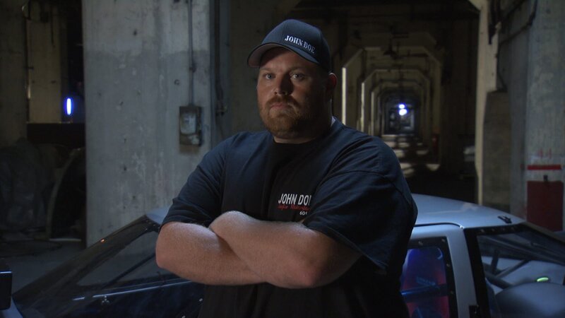 Scott Taylor standing beside his car „John Doe“. – Bild: Discovery Channel /​ Discovery Communications