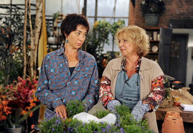 ARD ROTE ROSEN FOLGE 1133, am Dienstag um 14:10 Uhr im ERSTEN. Merle (Anja Franke, l. mit Madeleine Lierck-Wien, r.) hat ein schlechtes Gewissen, weil sie ohne es zu wollen einen Keil zwischen Gunter und Caroline getrieben hat. – Bild: ARD/​Nicole Manthey