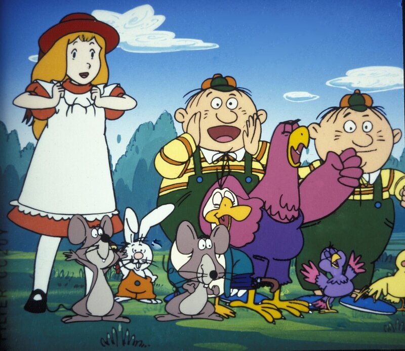 Alice, Benny Bunny, Tweedle Dee und Tweedle Dum mischen sich unter das fröhlich johlende Publikum, das Little Bill anfeuert, damit dieser Töpfe und Pfannen aus dem Haus der Herzogin holt, die sie für Tweedle Dee und Tweedle Dums Kampf benötigen. – Bild: ORF 1