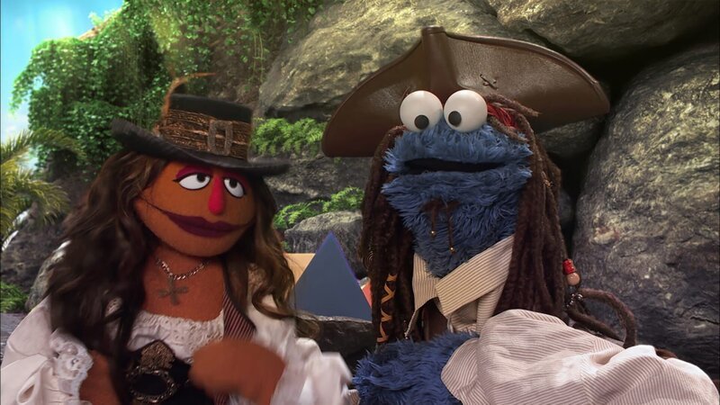Krümelmonster (r.) ist Kapitän Snack Sparrow. – Bild: NDR/​Sesame Workshop
