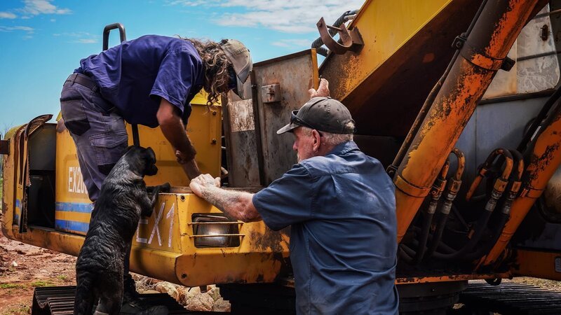Max and Glenn fixing the digger. – Bild: Warner Bros. Discovery