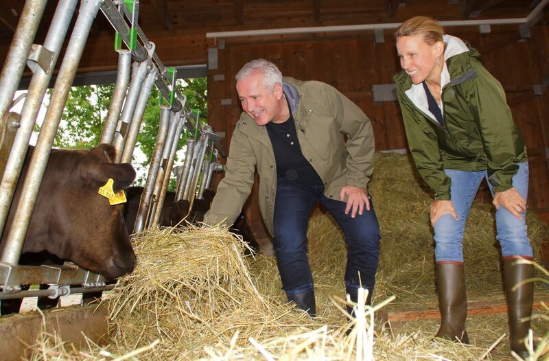 Alexander Herrmann und Caterina Bader beim Füttern von Wagyu-Rindern. – Bild: Frank Johne /​ BR