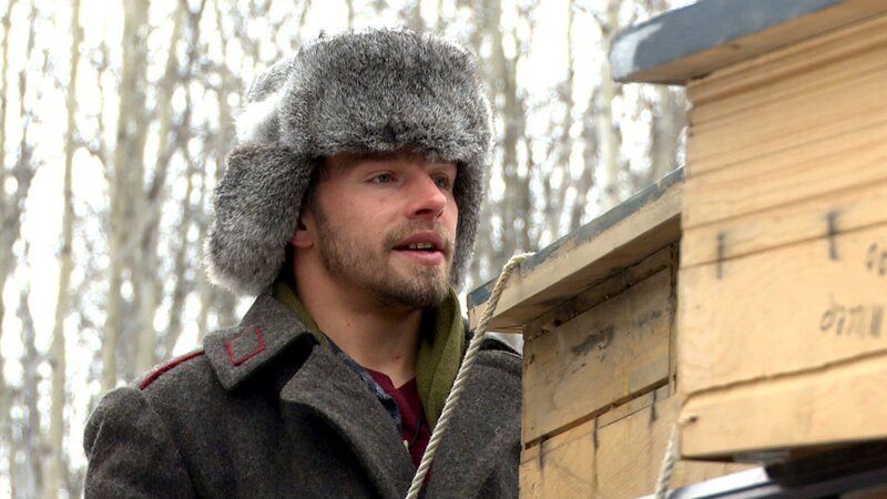 Matt unloads windows for the cabin. – Bild: Discovery Channel /​ Discovery Communications