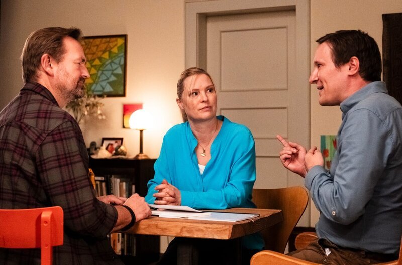 Vera und Gregor diskutieren mit Ludwig über eine Sexszene in seinem neuen Roman. Von links: Gregor (Holger Matthias Wilhelm), Vera (Sybille Waury) und Ludwig (Martin Wenzl). – Bild: BR/​Lena Semmelroggen