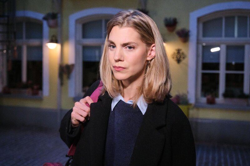 Stella (Bettine Langehein) realisiert schmerzlich, dass die Wahrheit bereits Kreise gezogen hat. – Bild: RTL Passion