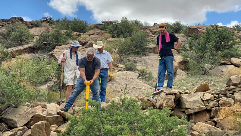 Alex Alonso durchsucht verschiedene Bereiche mit einem Metalldetektor, während Gene Klier, Con Haffman, Reid Hester und Aiden Alonso herumwühlen. – Bild: Discovery Communications LLC