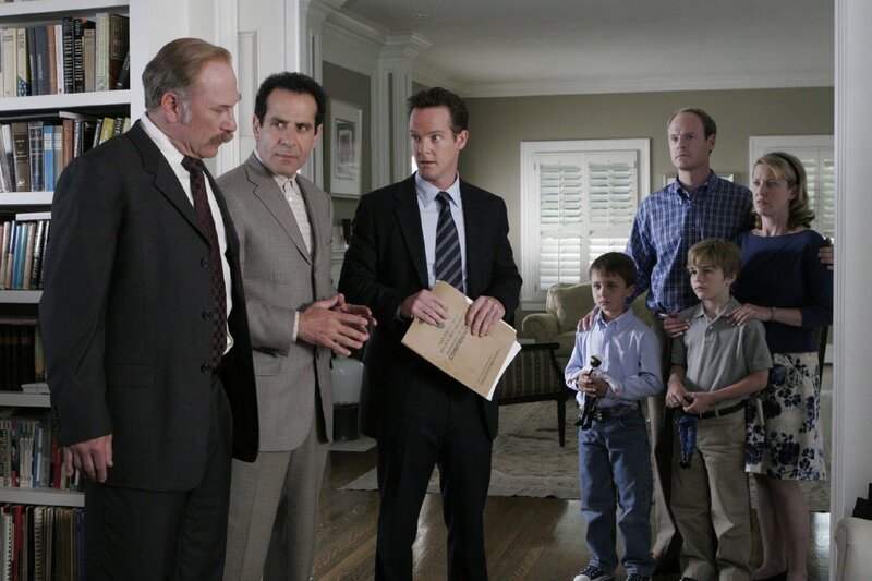L-R: Captain Leland Stottlemeyer (Ted Levine), Adrian Monk (Tony Shalhoub), Lieutenant Randall Disher (Jason Gray-Stanford), Michael Gabrielson (Joseph Hunt), Eric Gabrielson) (John Hemphill), Matthew Gabrielson (Gattlin Griffith), Cindy Gabrielson (Kate Anthony). – Bild: SUPER RTL