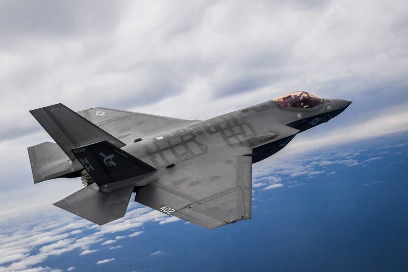 Der Super-Jet F35 ist ein modernes Kampfflugzeug, das hauptsächlich von der U.S. Army eingesetzt wird. Es wartet mit zahlreichen Superlativen auf und sorgt im Kampf für Überlegenheit dem Feind gegenüber – sowohl zu Boden als auch in der Luft.; Die Doku porträtiert den technisch einmaligen Jet und blickt auf die neuartigen Möglichkeiten im Kampf, die seine Hightech-Ausrüstung bietet. – Bild: Chief Petty Officer Shannon Renf /​ Navy Public Affairs Support Elem /​ Digital /​ Public Domain