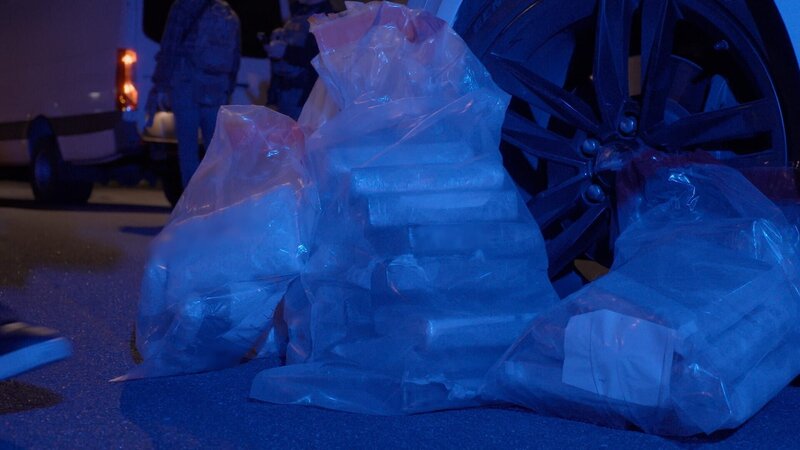 Mehrere Pakete mit mutmaßlichen Betäubungsmitteln werden nach ihrer Festnahme während eines HSI-Einsatzes in San Diego, Kalifornien, in Beweistaschen auf den Boden gelegt. – Bild: National Geographic