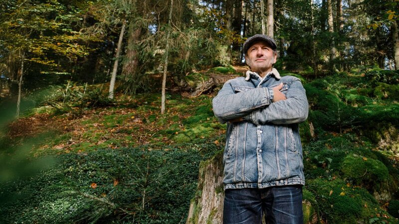 Schmidt Max im Wald bei Altenthann. – Bild: Schelke Bonnetsmüller /​ BR, south & browse GmbH