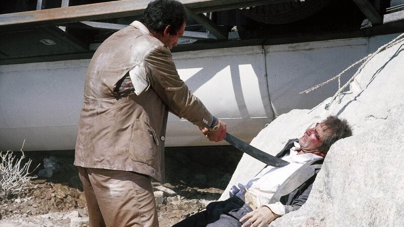 Der Drogenbaron Franz Sanchez (Robert Davi, l.) lässt James Bonds (Timothy Dalton) besten Freund und frisch angetraute Ehefrau kaltblütig ermorden. Bond schwört auf Rache und begibt sich auf eine gefährliche Mission … – Bild: TVNOW